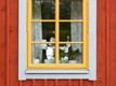 Röd fasad med gult gammaldags fönster