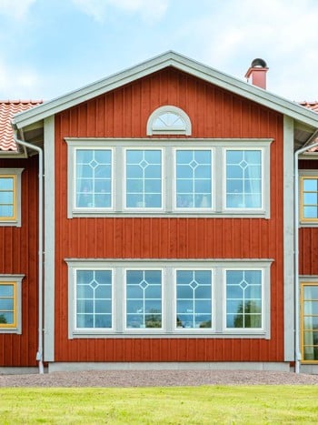 Rött hus med fönster i gammaldags stil