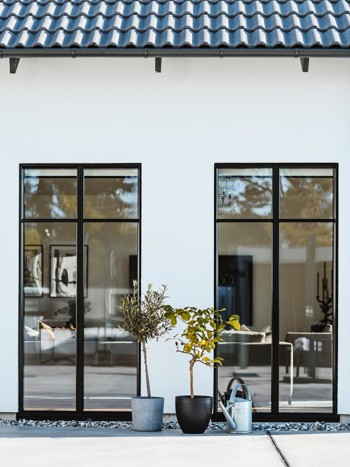 Modernt hus med svarta fönster