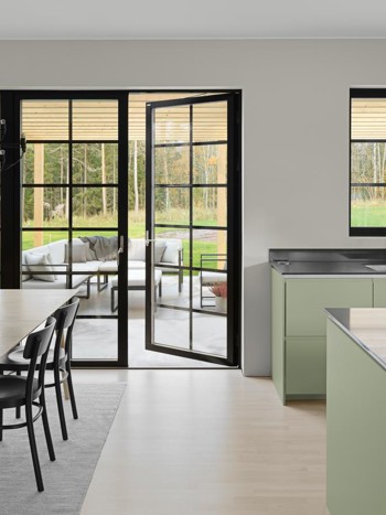 Svarta fönster och altandörr med spröjs