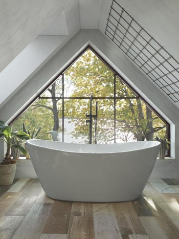 Stora fönster i badrum