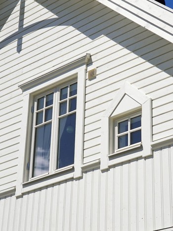 Trähus med träfönster