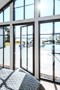 Modern villa med stora svarta fönster och dubbel altandörr