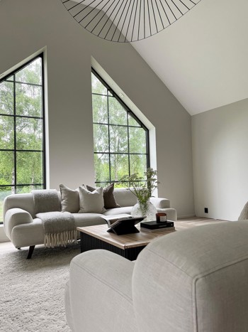Vardagsrum med sneda elitfönster